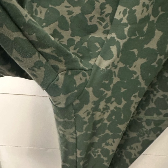 Cabi marathon woman’s green high rise camo quiet luxury old money legging MEDIUM - Picture 7 of 13